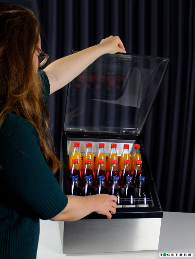 KaKühlvitrine Selbstbedienung für Getränke Frau öffnet das Gerät